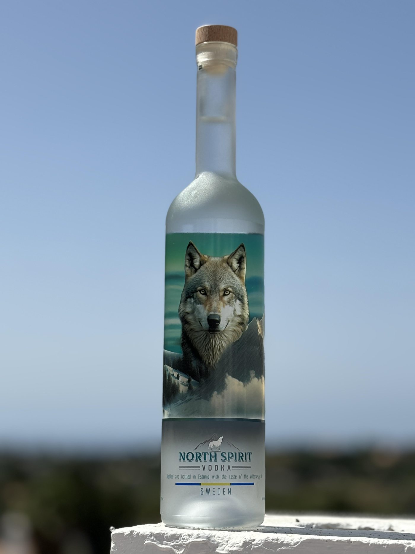 En flaska North Spirit mot en klar himmel