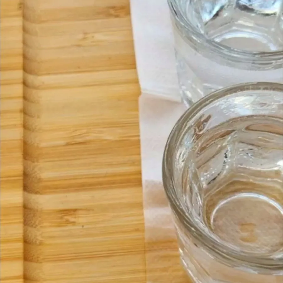 Två uppskänkta glas som väntar