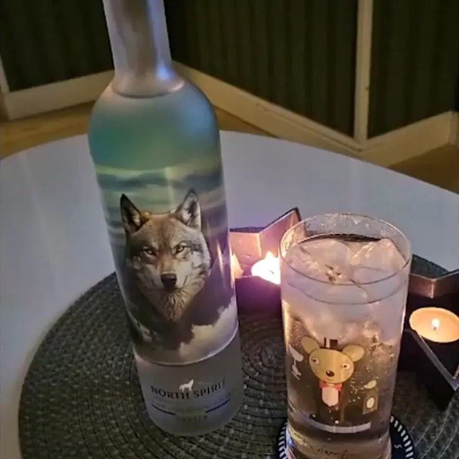 En flaska och ett glas på en bricka